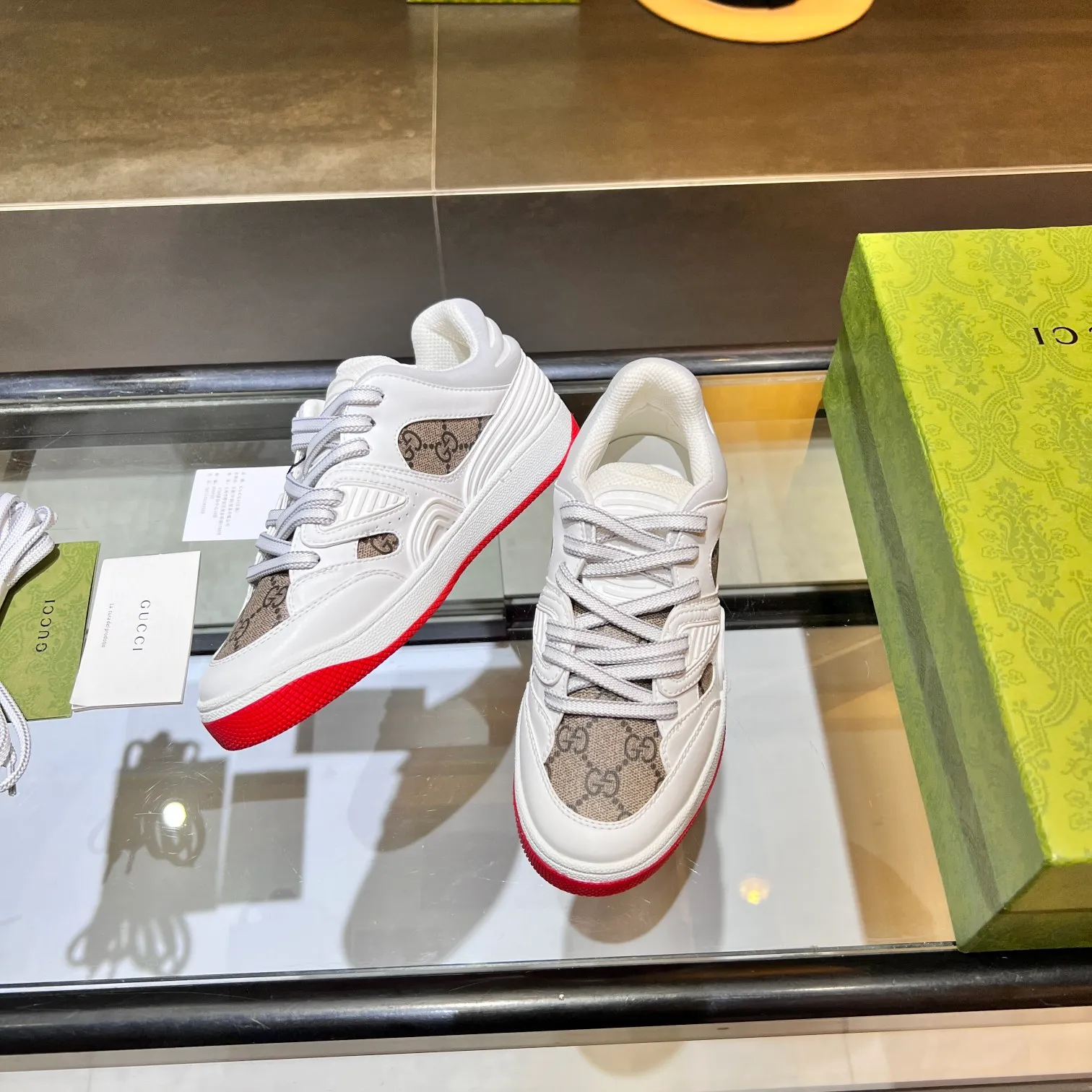 👟👟Ex-factory price 600👟👟 Men's size +10 high version, the top version of 2022 Gucci low-top sneakers! The new colors are reproduced one to one. New style for early spring, creating a perfect style💣💣💣street style🔥🔥🔥cool and trendy C-level fashionable outfit with a retro and futuristic feel🌹🌹🌹classic boot shape + British color-blocking design, super eye-catching. Various leather splicing, original reverse mold last type, imported high-end knitting needles showing exquisite texture! Open mold to customize high-density TPU outsole. 15 colors come out first. Size: Female 35-41 Male 39-46